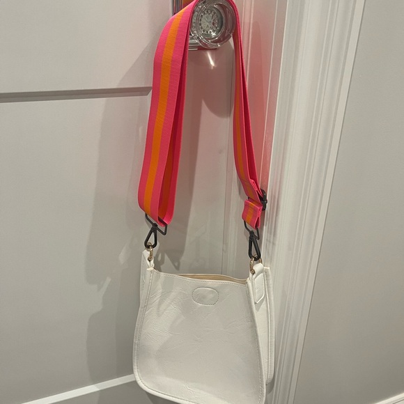 Chic White Shoulder Bag with Vibrant pink Strap - Picture 5 of 7